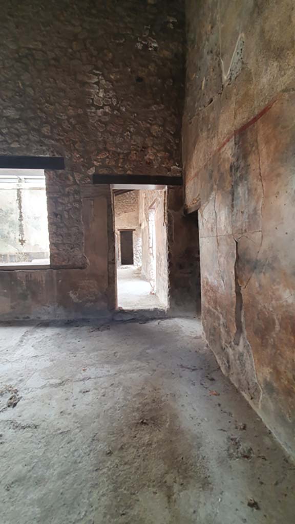 I.11.16 Pompeii. July 2021.
Looking east along south wall of bar-room/atrium towards doorway to corridor 9, in centre.
Foto Annette Haug, ERC Grant 681269 DÉCOR.