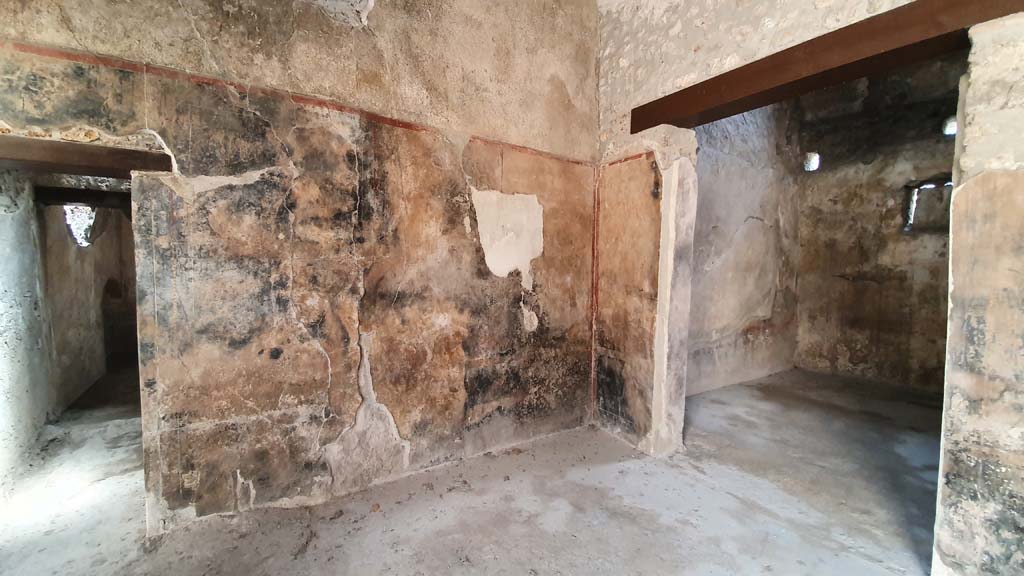 I.11.16 Pompeii. July 2021.
Looking towards south wall with doorway to room 7, on left, the south-west corner of bar-room/atrium, and doorway to room 5, on right.
Foto Annette Haug, ERC Grant 681269 DÉCOR.