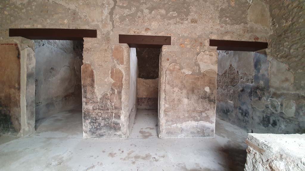 I.11.16 Pompeii. July 2021.
Doorways on west side of bar-room/atrium, room 5, on left, room 4 in centre, and room 1, entrance corridor, on right.
Foto Annette Haug, ERC Grant 681269 DÉCOR.
