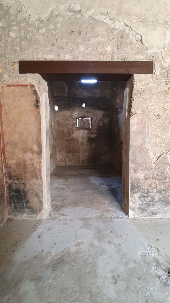 I.11.16 Pompeii. July 2021.
Doorway to room 5 on west side, in south-west corner of bar-room/atrium.
Foto Annette Haug, ERC Grant 681269 DÉCOR.