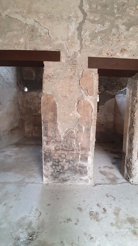 I.11.16 Pompeii. July 2021. Bar-room/atrium 3.
Looking towards west wall between doorways to rooms 5 and 4, with painted decoration.
Foto Annette Haug, ERC Grant 681269 DÉCOR.
