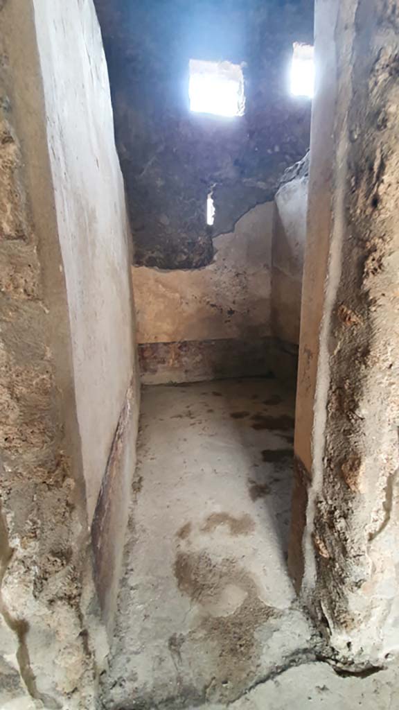I.11.16 Pompeii. July 2021. Doorway to room 4, on west side of bar-room/atrium.
Foto Annette Haug, ERC Grant 681269 DÉCOR.