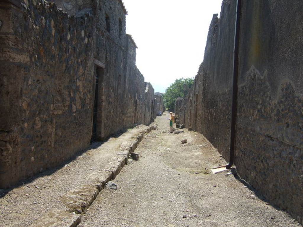 I.11.16 Pompeii. September 2005. Vicolo looking south. I.9 on right.