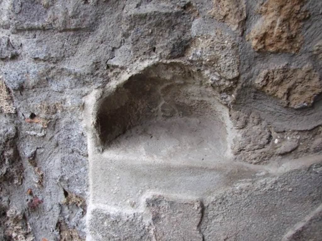 I.11.16 Pompeii. December 2007. Recess in north wall next to entrance doorway.
According to Miele: the recess in the north wall near the entrance was for the evening, when the beam was placed into it as a barrier across the main doorway. - “incavo sulla parete nord in prossimita dell’entrata, in cui veniva incastrata la sera, la trave cioe posta dall’interno a sbarramento della porta principale” See Florian Miele, La casa a schiera I.11.16, un esempio di edilizia privata a Pompei in Rivista di Studi Pompeiani, III, 1989, (pages 165-184 with figs 1-16).