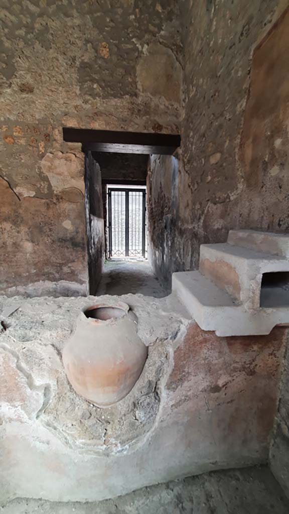 .11.16 Pompeii. July 2021.
Looking west across top of counter with three steps as shelving, towards entrance doorway.
Foto Annette Haug, ERC Grant 681269 DÉCOR.