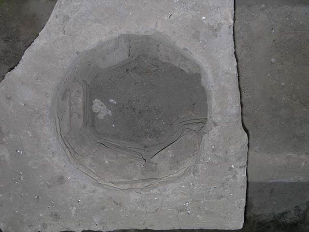 I.11.16 Pompeii. April 2004. Largest of the two openings in the bar counter.
Photo courtesy of Nicolas Monteix.
