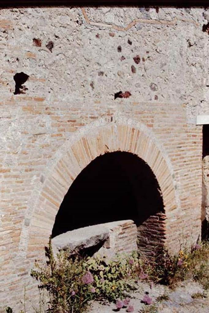 I.12.2 and I.12.1 Pompeii. 1968. Room 11, oven in bakery.
Photo by Stanley A. Jashemski.
Source: The Wilhelmina and Stanley A. Jashemski archive in the University of Maryland Library, Special Collections (See collection page) and made available under the Creative Commons Attribution-Non Commercial License v.4. See Licence and use details.
J68f0353
