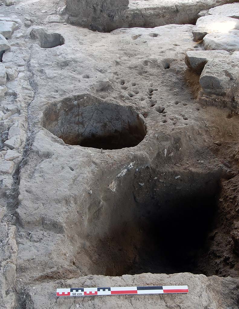 Fig. 2 – Pompéi Pistrina. Citerne en fonction dans la casa a schiera initiale et fosse creusée au nord de celle-ci, vues du nord.
Cliché S. Zanella / EFR. Utilisation soumise à CC-BY-NC-SA 4.0