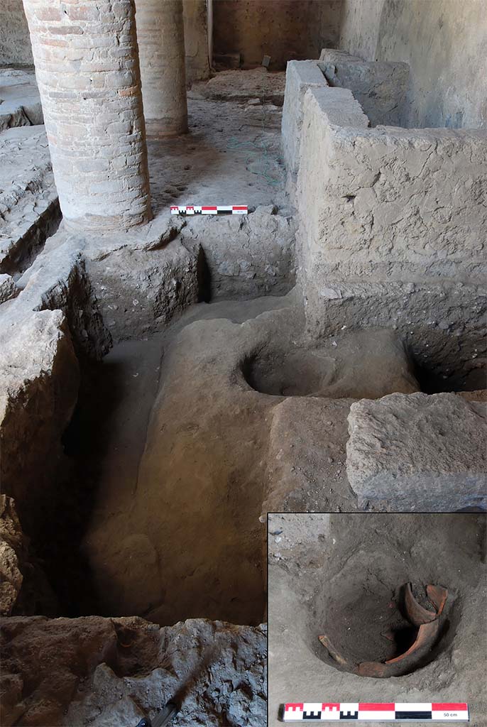 Fig. 4 – Pompéi Pistrina. Boulangerie I 12, 1-2. Fosse creusée dans un niveau de grey ash, utilisée pour l’insertion d’un pétrin lors de l’installation de la boulangerie ; vue du sud.
En encadré, la même fosse en cours de fouille avec des fragments d’amphore utilisés comme calage ; vue de l’est.
Cliché C. Hartz / EFR. Utilisation soumise à CC-BY-NC-SA 4.0