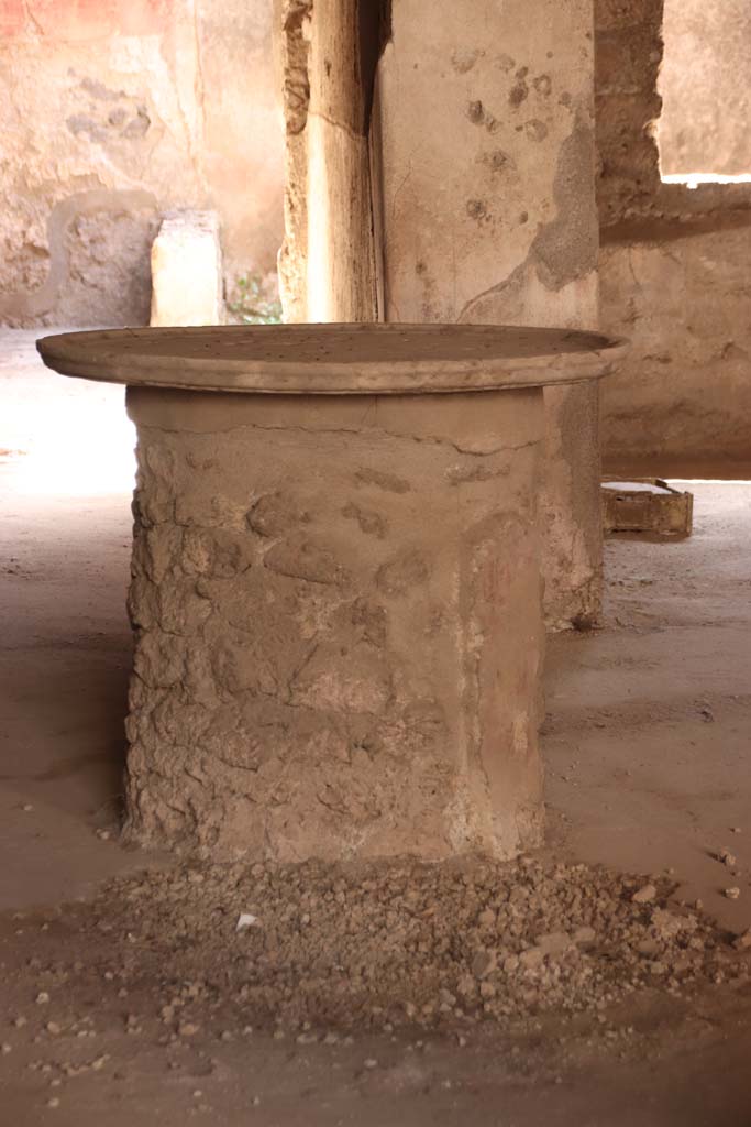 I.12.3 Pompeii. September 2019. Room 1, table in courtyard.
Photo courtesy of Klaus Heese.