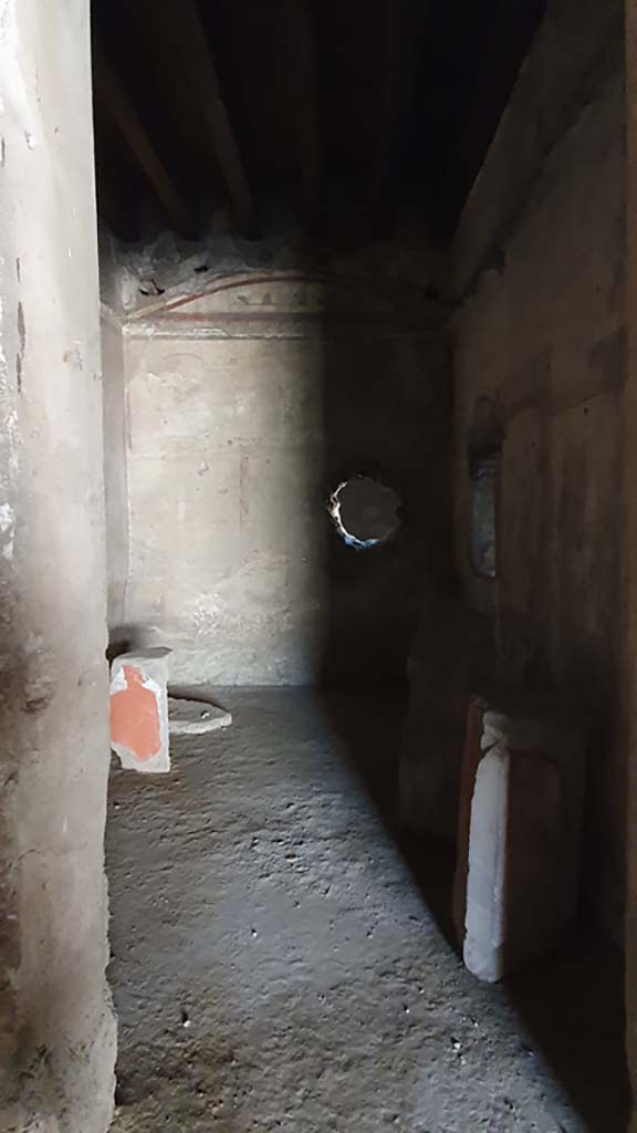 I.12.3 Pompeii. July 2021. Room 2, looking south through doorway into cubiculum.
Foto Annette Haug, ERC Grant 681269 DÉCOR