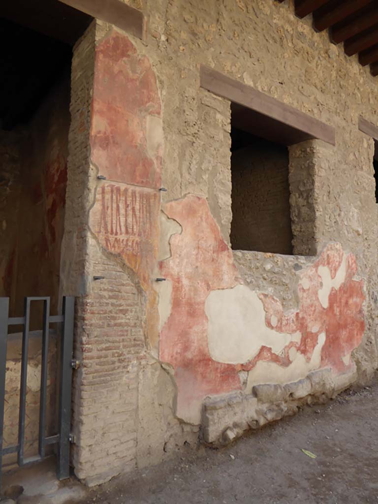 I.12.3 Pompeii. September 2015.
Front façade on west side of doorway with graffiti, and window into I.12.1/2.
Foto Annette Haug, ERC Grant 681269 DÉCOR