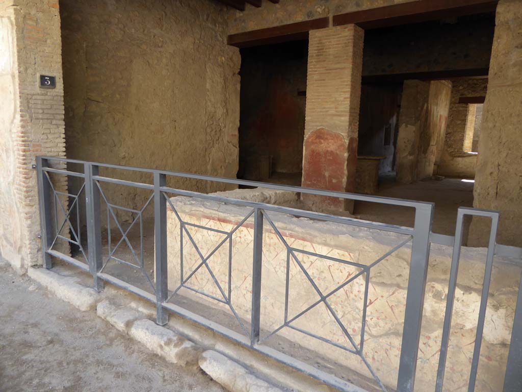 I.12.3 Pompeii. September 2015. Looking east along counter.
Foto Annette Haug, ERC Grant 681269 DÉCOR