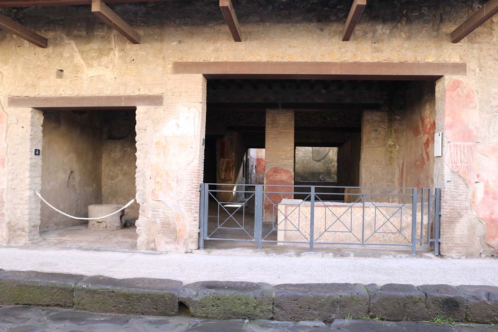 I.12.4, on left, and I.12.3, on right. December 2018.
Entrance doorways on south side of Via dell’Abbondanza. Photo courtesy of Aude Durand.