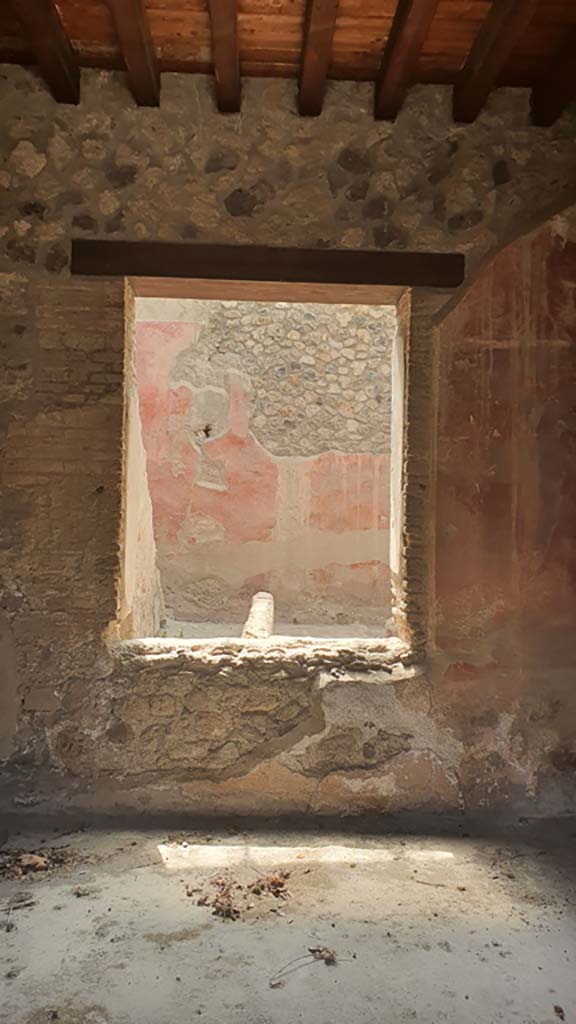I.12.5 Pompeii. July 2021.
Triclinium, looking towards south wall with window onto garden area.
Foto Annette Haug, ERC Grant 681269 DÉCOR.