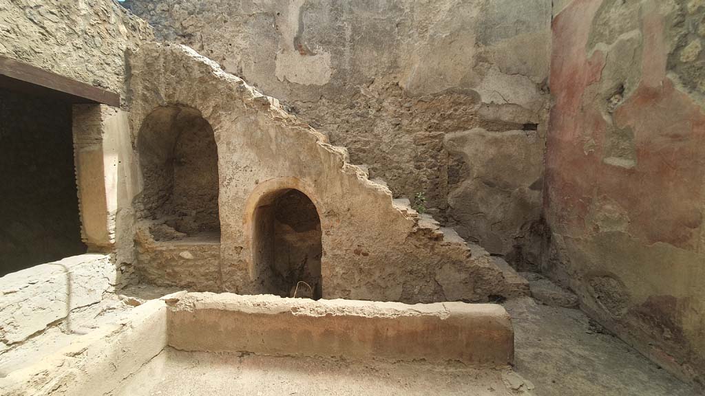 I.12.5 Pompeii. July 2021.
Looking east across garden area, with window into triclinium, on left, staircase, in centre, and south wall, on right.
Foto Annette Haug, ERC Grant 681269 DÉCOR.