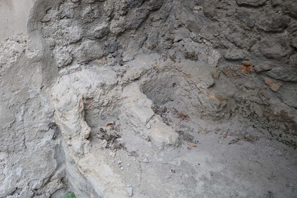 I.12.5 Pompeii. December 2018.
Detail from base of largest arch/alcove in north-east corner of garden area. Photo courtesy of Aude Durand.