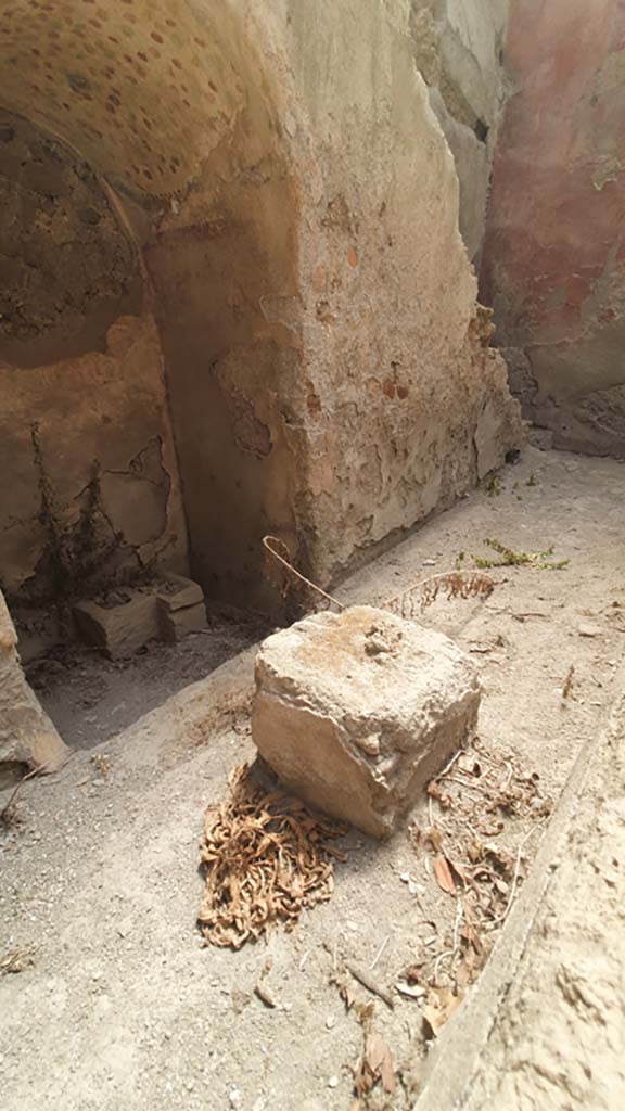 I.12.5 Pompeii. July 2021. Looking south along east wall, with detail of tufa altar.
Foto Annette Haug, ERC Grant 681269 DÉCOR.
