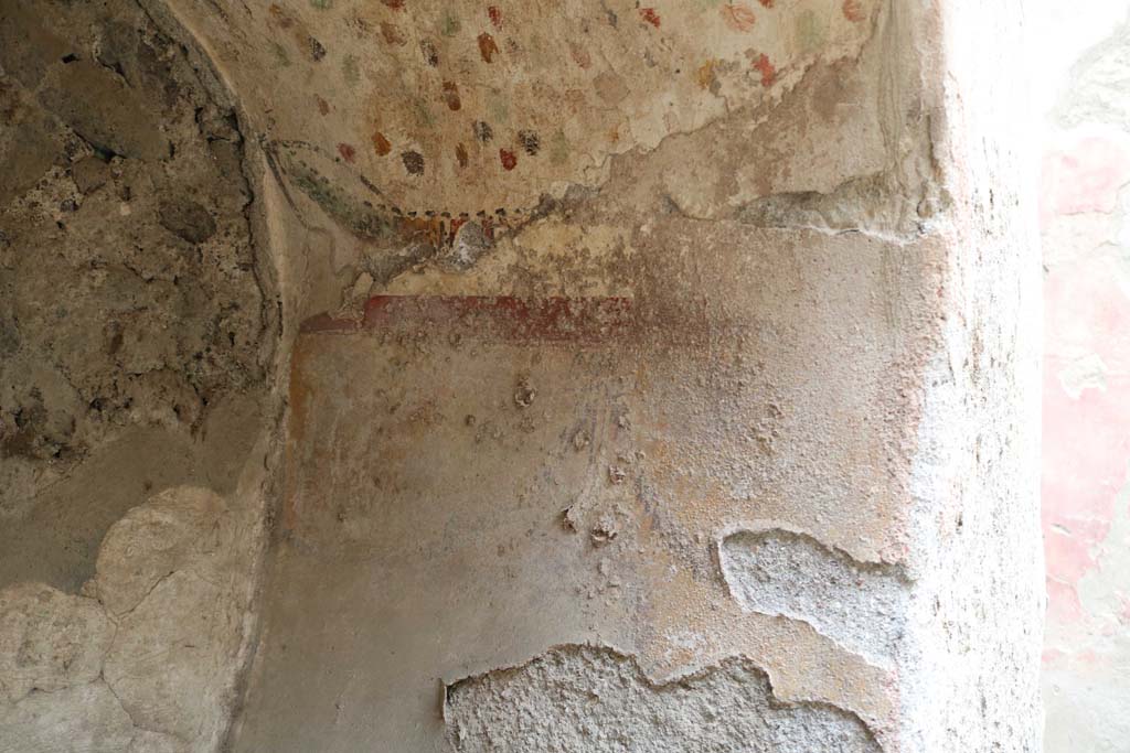 I.12.5 Pompeii. December 2018. Detail of painted decoration on south side of painted lararium. Photo courtesy of Aude Durand.