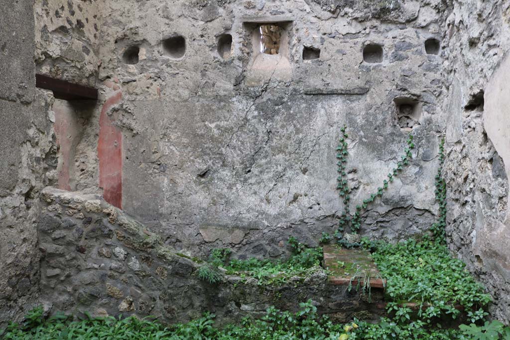 I.12.5 Pompeii. December 2018. Looking south in small room towards doorway, on left, to small area on west side of garden area.
Photo courtesy of Aude Durand.
