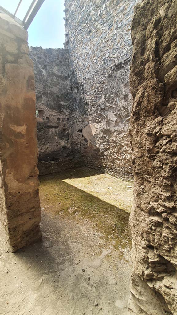 I.12.5 Pompeii. July 2021.
Doorway into small room at north end of west wall of garden area.
Foto Annette Haug, ERC Grant 681269 DÉCOR.