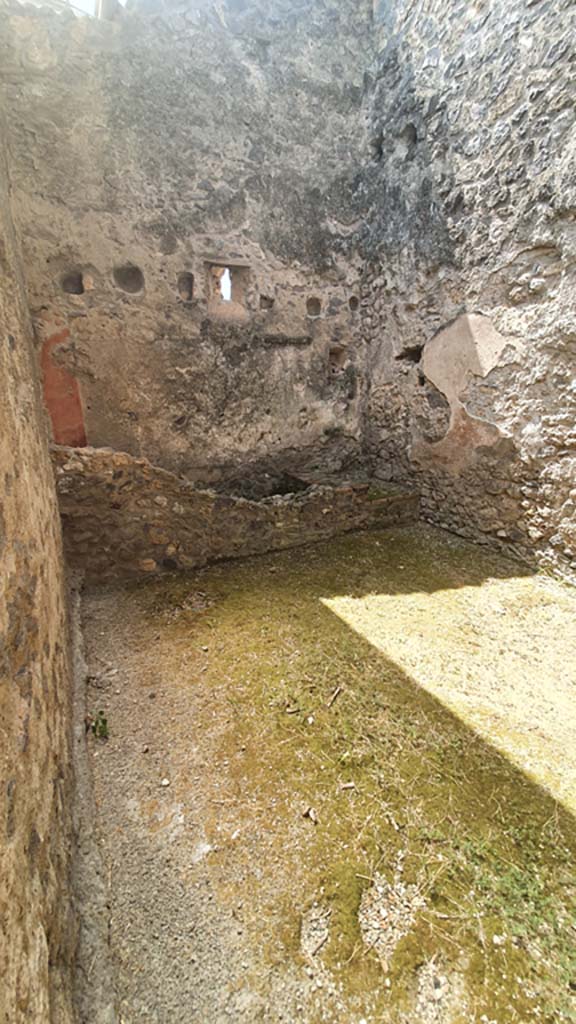 I.12.5 Pompeii. July 2021.
Looking south in small room from doorway at north end of west wall of garden area.
Foto Annette Haug, ERC Grant 681269 DÉCOR.