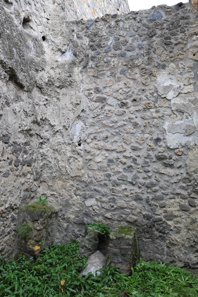 I.12.5 Pompeii. December 2018.
Looking towards north-west corner with structure, in small room with doorway at north end of west wall of garden area.
Photo courtesy of Aude Durand