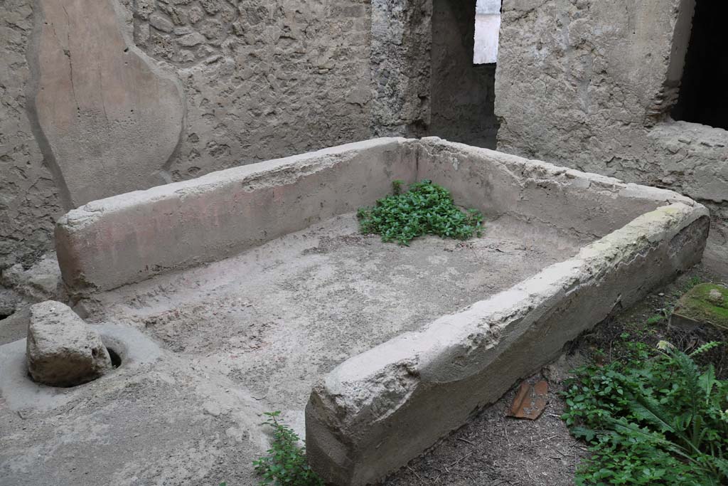 I.12.5 Pompeii. December 2018.
Looking north-west across basin/tub towards north wall with doorway to corridor and window to triclinium. Photo courtesy of Aude Durand.
