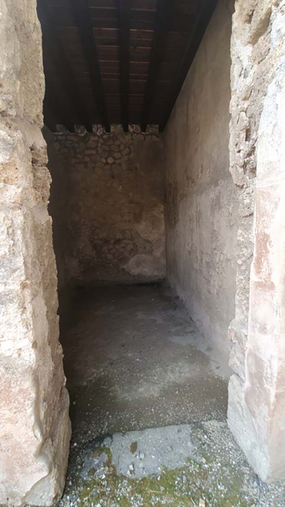 I.12.5 Pompeii. July 2021.
Looking south through doorway in south-west corner of atrium.
Foto Annette Haug, ERC Grant 681269 DÉCOR.