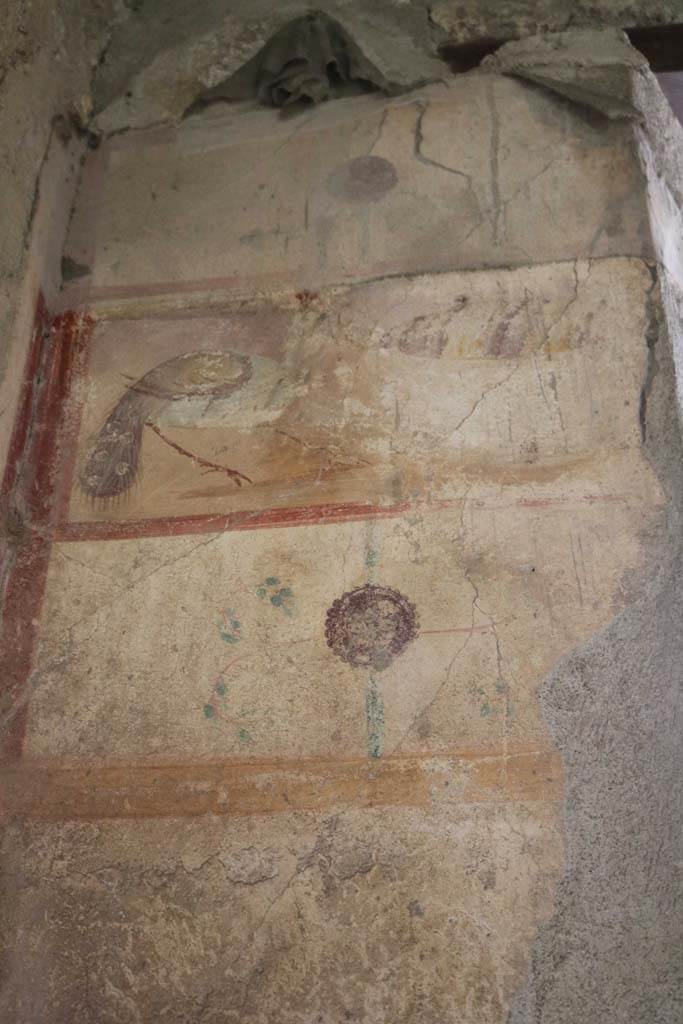 I.12.5 Pompeii. December 2018.
Painted decoration on north wall of cubiculum, on west side of window. Photo courtesy of Aude Durand.