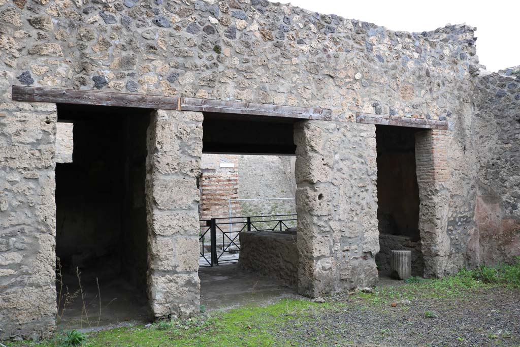 I.12.5 Pompeii. December 2018.
Looking north from atrium towards doorway to cubiculum, on left, and through rear of caupona towards Via dell’Abbondanza, centre and right.
Photo courtesy of Aude Durand.
