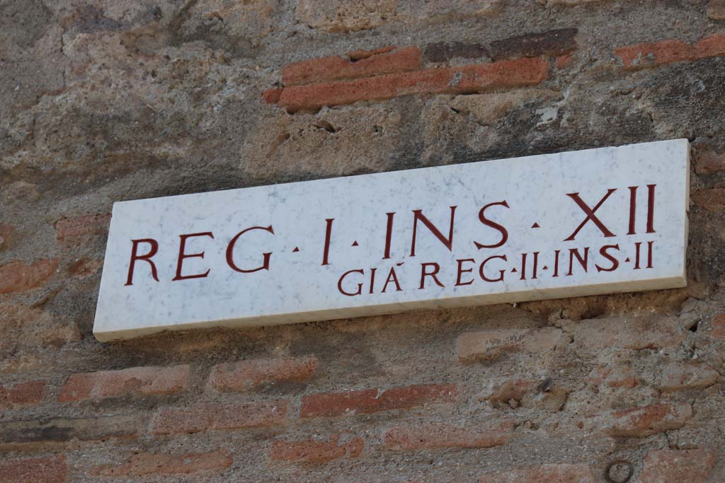 I.12.5 Pompeii, east side façade onto Vicolo dei Fuggiaschi. September 2017.
Insula identification plaque, Reg. I. Ins. X11, previously known as Reg. II, Ins. 11 (which is Reg. II, Ins. 2).
Photo courtesy of Klaus Heese.