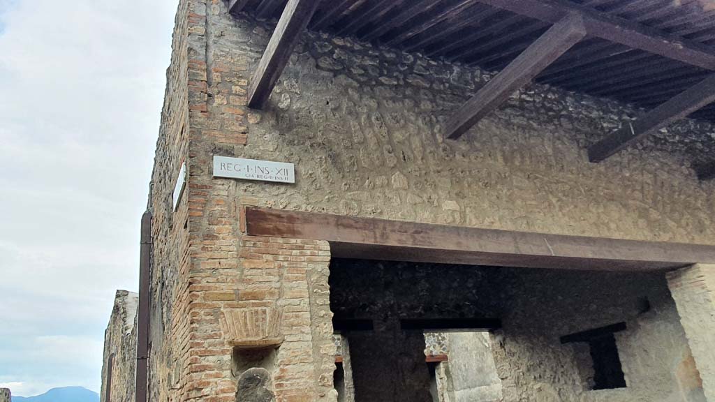 I.12.5 Pompeii. July 2021.
Looking towards upper front facade on south side of Via dell’Abbondanza with Vicolo dei Fuggiaschi, on left.
Foto Annette Haug, ERC Grant 681269 DÉCOR.