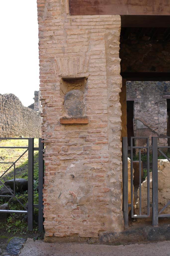 Street shrine or niche at east side of entrance doorway of I.12.5 Pompeii.
December 2018. Photo courtesy of Aude Durand.
