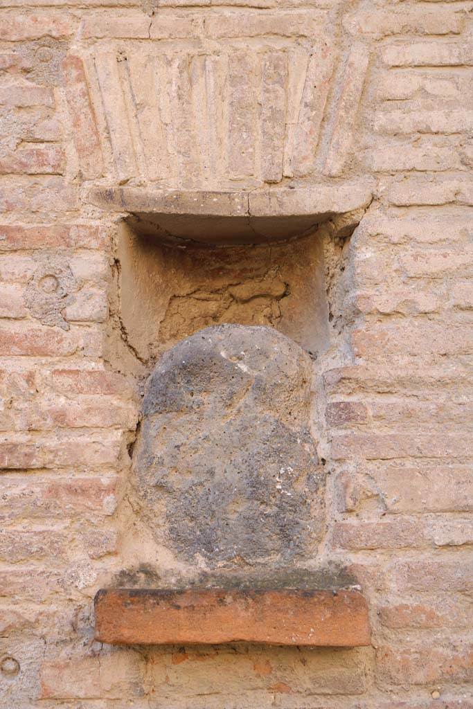 I.12.5 Pompeii. December 2018.
Street shrine or niche at east side of entrance doorway. Photo courtesy of Aude Durand.