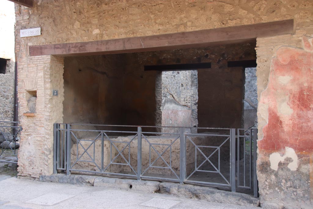 I.12.5 Pompeii. October 2023. Looking towards entrance doorway on south side of Via dell’Abbondanza. Photo courtesy of Klaus Heese.