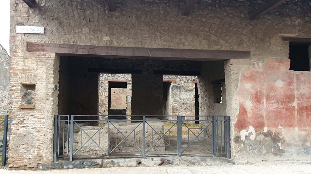 I.12.5 Pompeii. July 2021. Looking south towards entrance doorway.
Foto Annette Haug, ERC Grant 681269 DÉCOR.