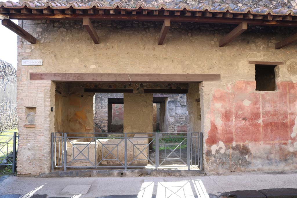 I.12.5 Pompeii. December 2018.
Looking towards entrance doorway on south side of Via dell’Abbondanza. Photo courtesy of Aude Durand.
