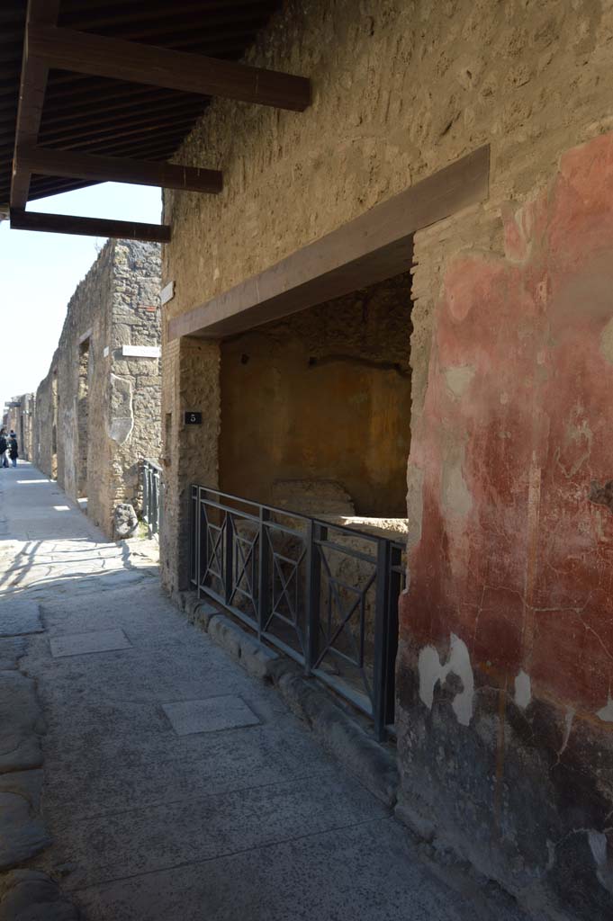 I.12.5 Pompeii. October 2017.
Looking east across entrance doorway on Via dell’Abbondanza.
Foto Taylor Lauritsen, ERC Grant 681269 DÉCOR.