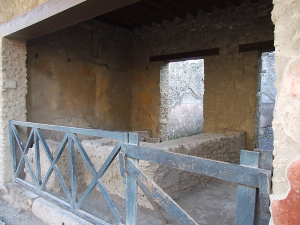 I.12.5 Pompeii. December 2007. Entrance doorway. According to Della Corte, on 3rd April 1914, nearly at the height of the architrave, a cylindrical door bell (0.14 high) was found.
Near to this a bronze coin from the time of Tiberius was also found. See Notizie degli Scavi di Antichità, 1914, (p.180)