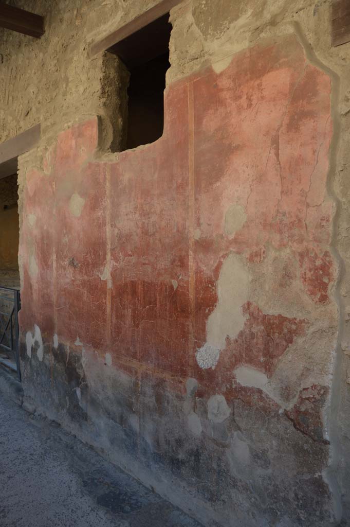 I.12.5 Pompeii. October 2017.
Looking east along painted wall between I.12.5 and I.12.4.
Foto Taylor Lauritsen, ERC Grant 681269 DÉCOR.
