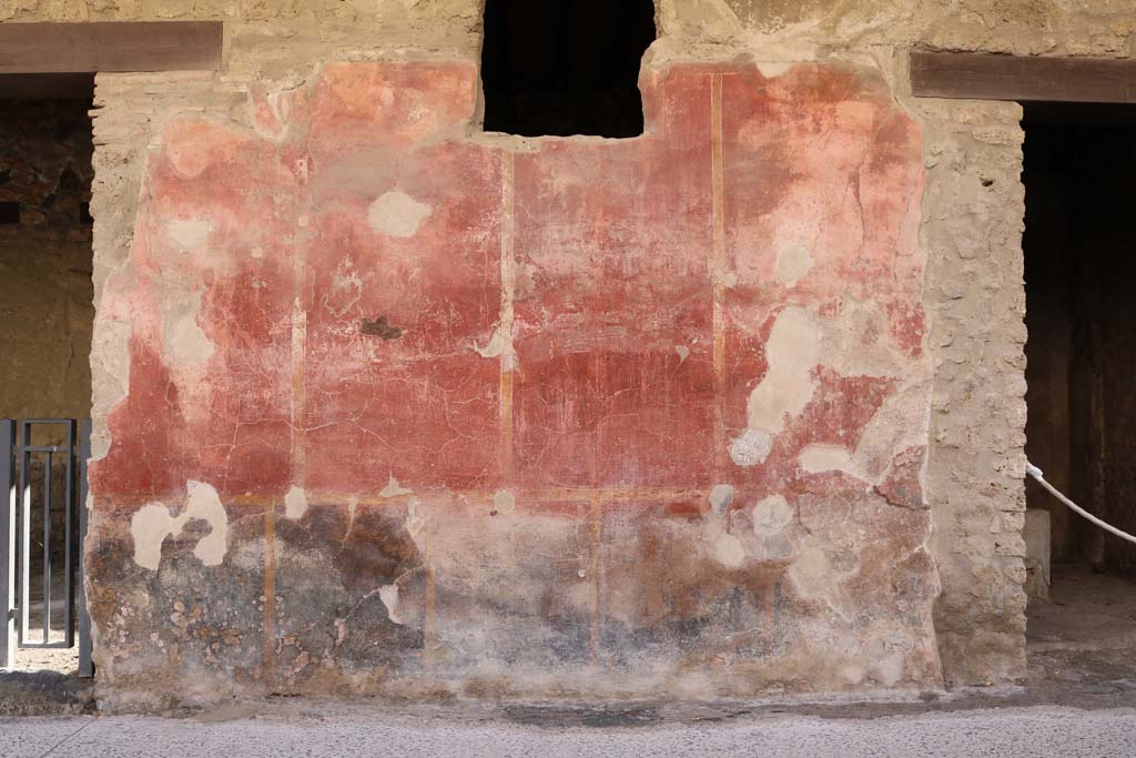 I.12.5 Pompeii, on left. December 2018.
Looking south towards wall between two doorways with 1.12.4 on right. Photo courtesy of Aude Durand.