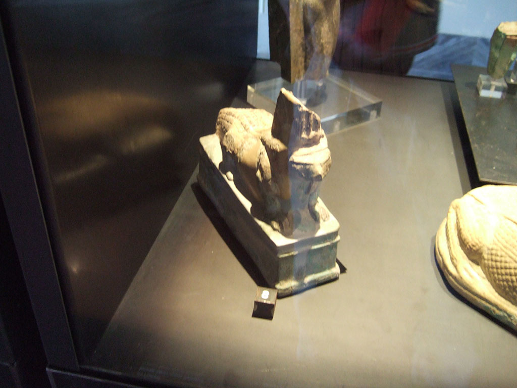 I.12.6 Pompeii. Found September 1960 on the podium of the kitchen in the south-west corner of the peristyle.
In December 2006 this statuette was in Naples Museum.
It was described on the case label as a crocodile with a hawk’s head, found in I.12.6.
Now in Naples Archaeological Museum.
According to Di Gioia, it is an Iguana and has the SAP Inventory number 12960.
See Di Gioia E., 2006. La ceramica invetriata in area vesuviana: SAP studi 19. Roma: L’Erma di Bretschneider, p. 127, no. 10.