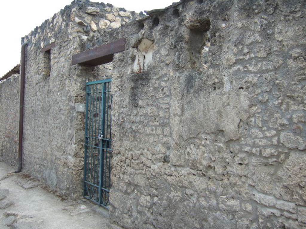 I.12.7 Pompeii. December 2005. Entrance on Vicolo dei Fuggiaschi.