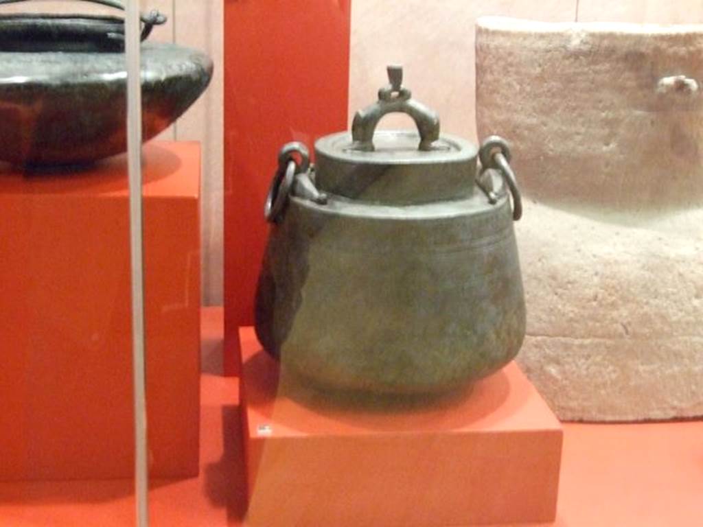 I.12.7 Pompeii. Bronze cauldron with lid. SAP 18670. Photographed at “A Day in Pompeii” exhibition at Melbourne Museum. September 2009.