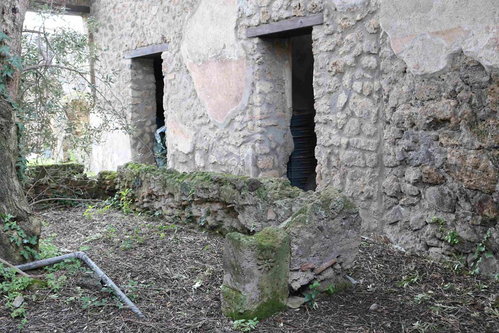 I.12.8 Pompeii. December 2018.
Room 9, peristyle garden, looking towards west wall and doorways to rooms 10 and 11. Photo courtesy of Aude Durand.