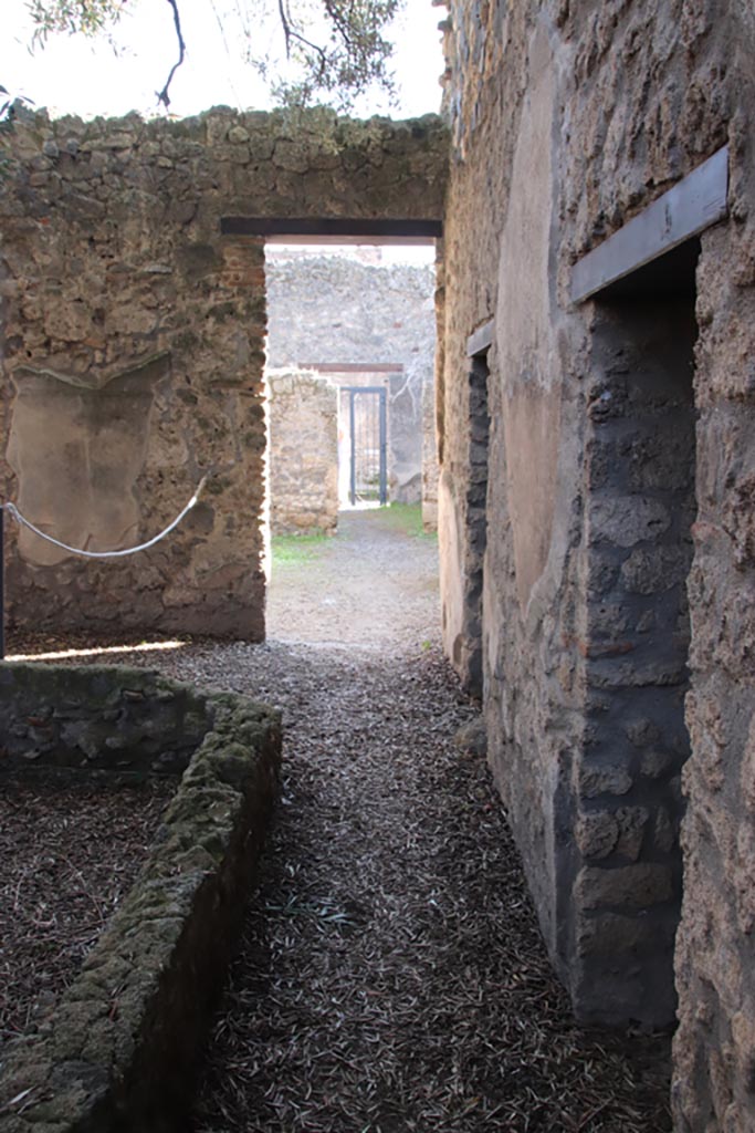 I.12.8 Pompeii. October 2022.
Peristyle 9, looking south from doorways into rooms 10 and 11, on right. Photo courtesy of Klaus Heese.