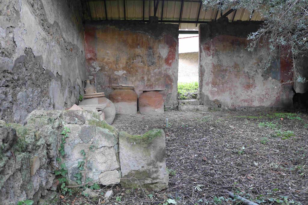 I.12.8 Pompeii. December 2018.
Room 9, looking north from north-west corner of peristyle garden from behind low wall and rear of tufa altar (in centre).
Photo courtesy of Aude Durand.