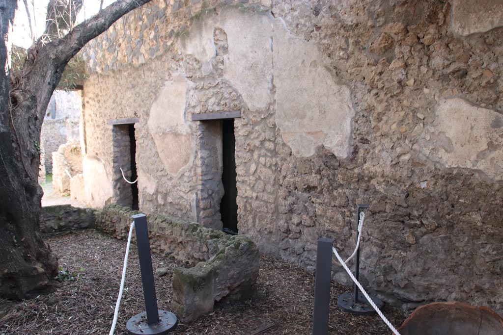 I.12.8 Pompeii. October 2022.
Peristyle 9, looking south-west towards doorways to rooms 10 and 11 on west side of peristyle. Photo courtesy of Klaus Heese.