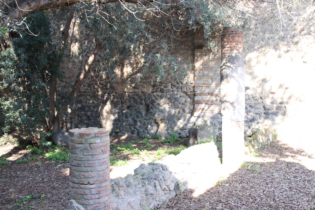 I.12.8 Pompeii. October 2022.
South portico, looking east along wall on north side with columns to support a roof. Photo courtesy of Klaus Heese.